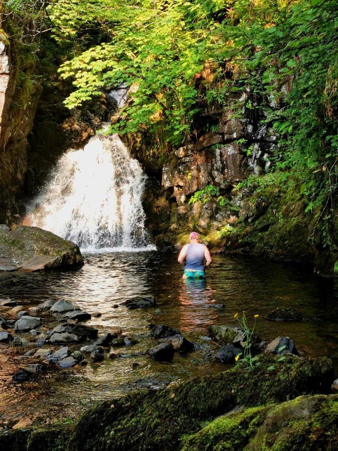 Oban Youth Hostel Zewnętrze zdjęcie Swimming at the base of the falls