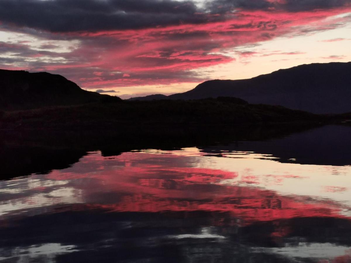 Oban Youth Hostel Zewnętrze zdjęcie Sunset over Loch Lomond