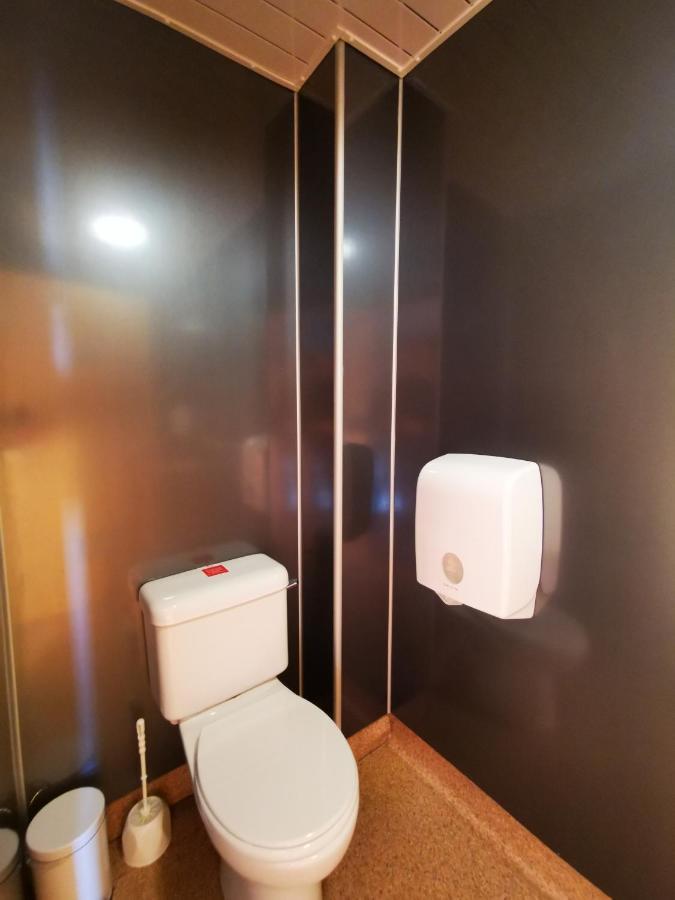 Oban Youth Hostel Zewnętrze zdjęcie A toilet and a hand dryer in a train