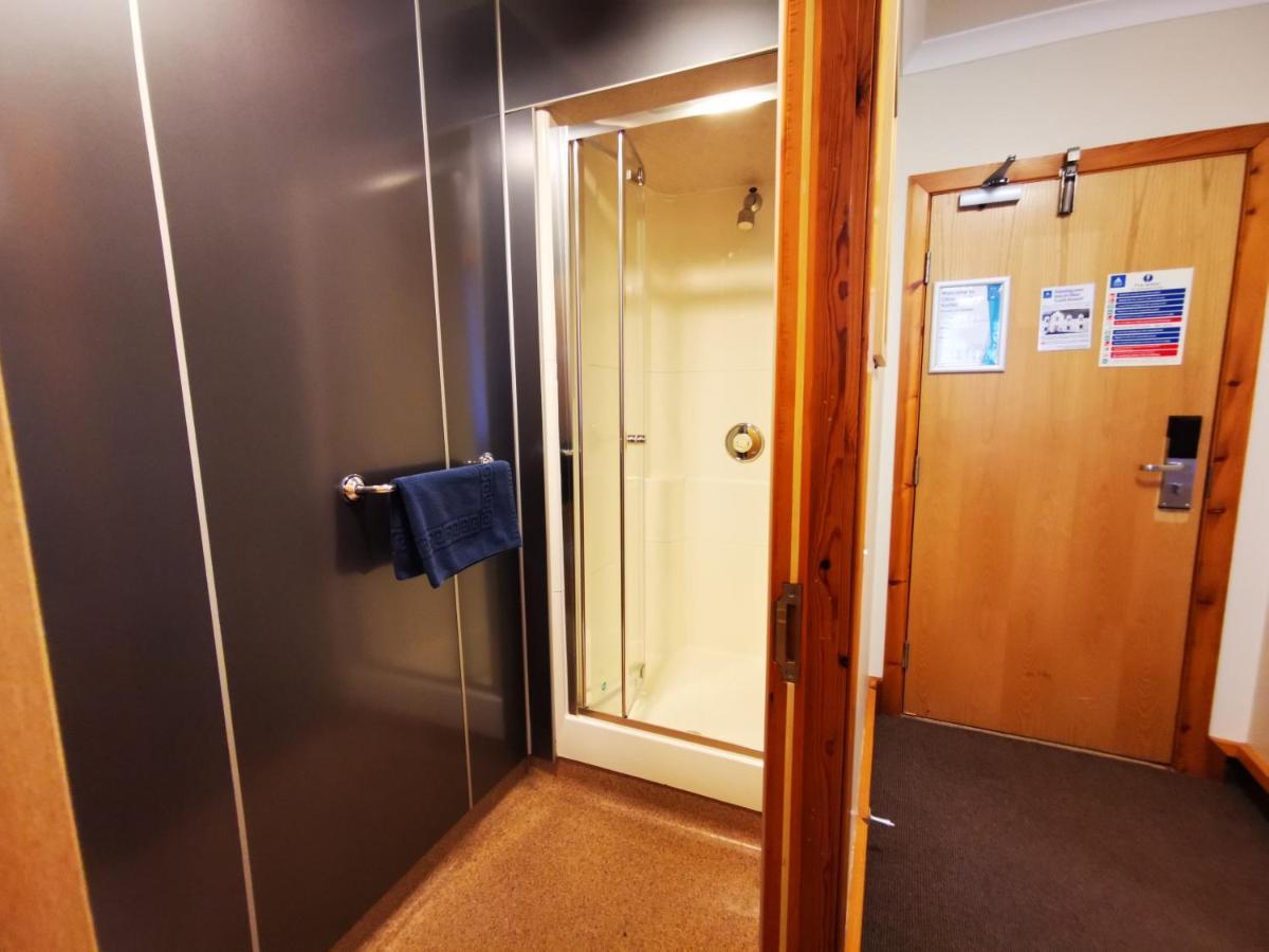 Oban Youth Hostel Zewnętrze zdjęcie A shower cubicle in a hotel room