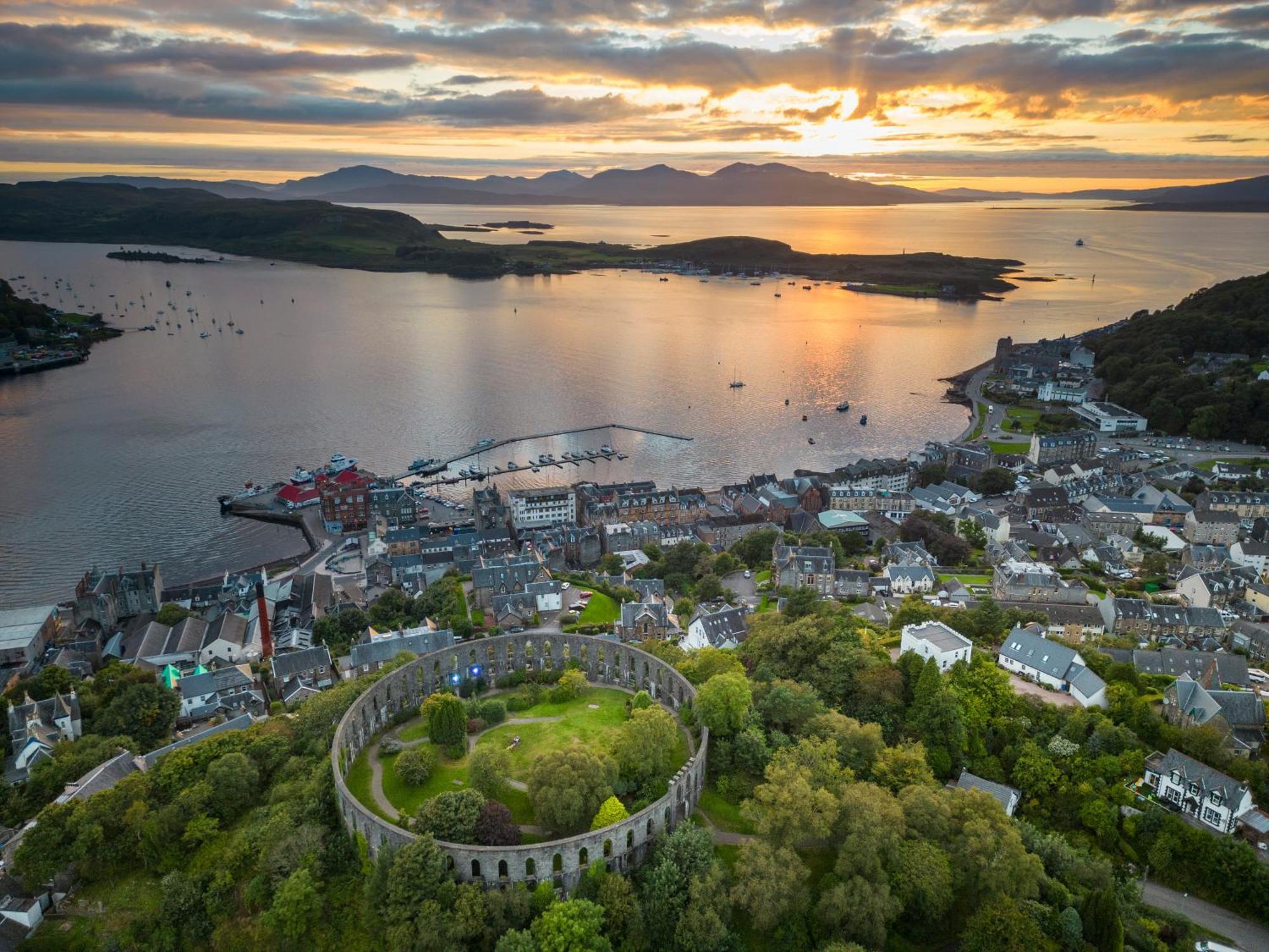 Oban Youth Hostel Zewnętrze zdjęcie Fort Belanabubble, overlooking the town of Portree