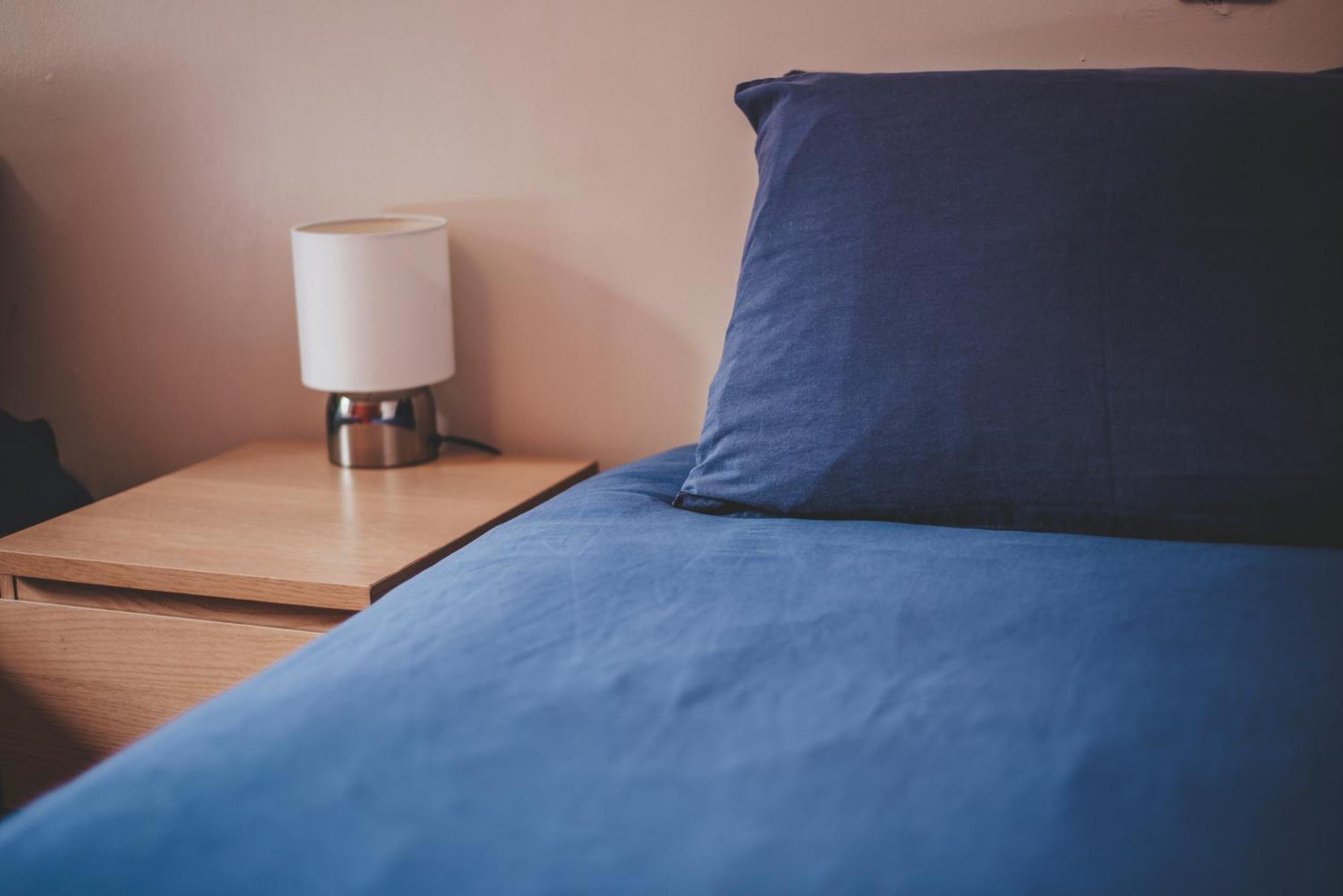 Oban Youth Hostel Zewnętrze zdjęcie A bed with a blue sheet