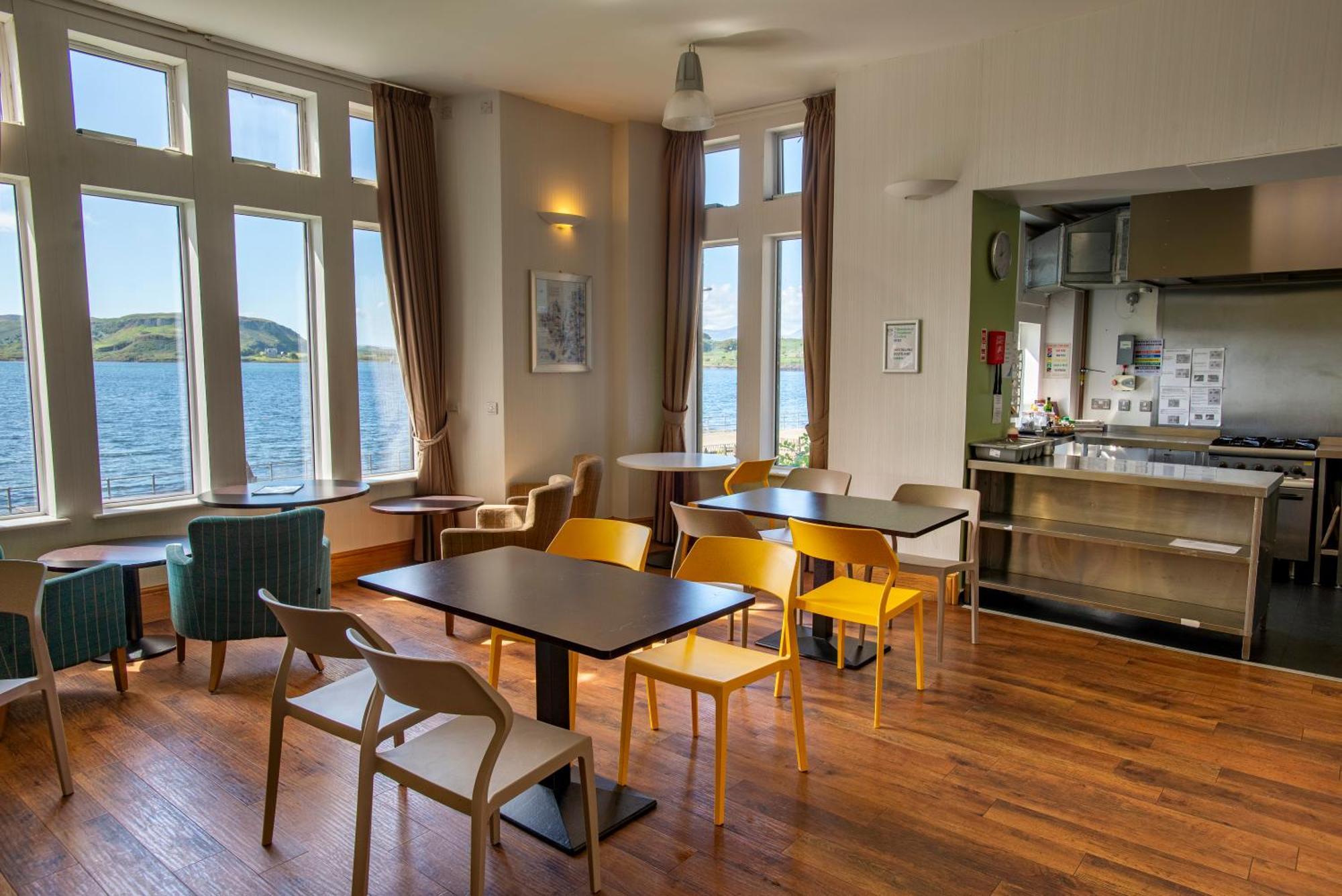 Oban Youth Hostel Zewnętrze zdjęcie The kitchen and dining room at the hostel