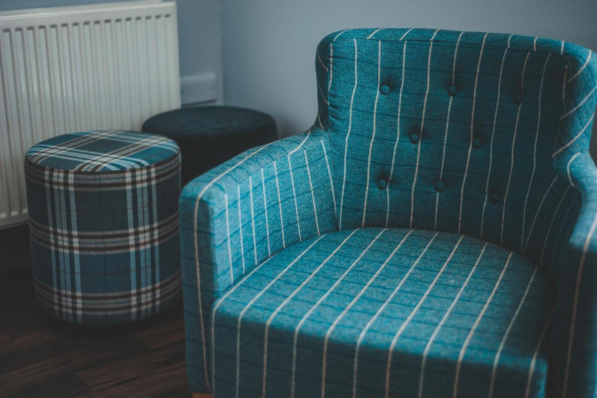 Oban Youth Hostel Zewnętrze zdjęcie A chair and stool upholstered in tartan