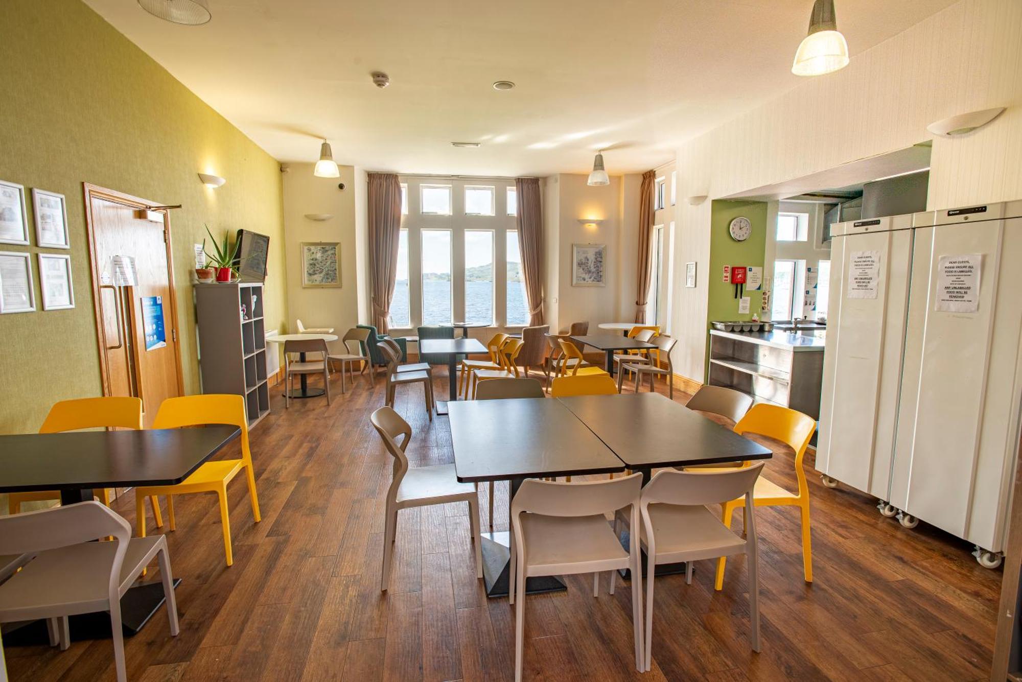 Oban Youth Hostel Zewnętrze zdjęcie The kitchen and dining room at the hostel